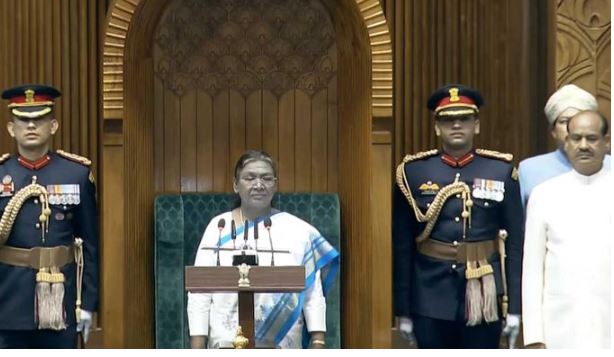 'राष्ट्रपति का संसद में औपचारिक स्वागत | '